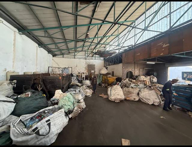 703M² WAREHOUSE TO LET IN STIKLAND